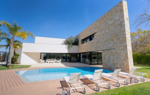 Qué Es La Arquitectura: Guía Completa Sobre El Arte De Diseñar Espacios Y Crear Ciudades Sostenibles 8 Arquitectura - Chalet En Torre En Conill . Lumina Properties