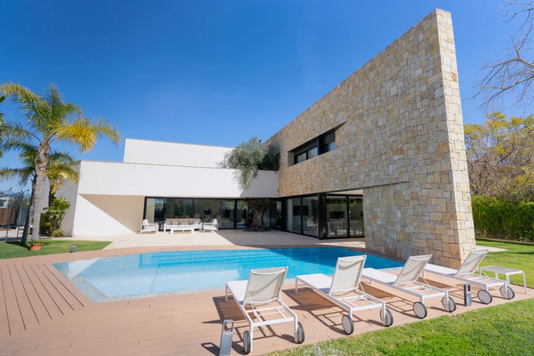 Qué Es La Arquitectura: Guía Completa Sobre El Arte De Diseñar Espacios Y Crear Ciudades Sostenibles 1 Arquitectura - Chalet En Torre En Conill . Lumina Properties