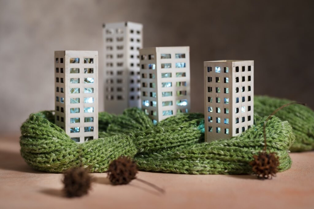 Edificio moderno materiales contemporpiedades estructurales** óptimas mientras reduce hasta 75% las emisiones de CO2 comparado con acero primario. Su versatilidad constructiva permite formas arquitectónicas innovadoras y sistemas estructurales eficientes para edificios de gran altura y espacios de grandes luces.
El hormigón con adiciones incorpora cenizas volantes, humo de sílice y áridos reciclados mejorando prestaciones mecánicas y durabilidad mientras reduce el impacto ambiental. Las nuevas formulaciones permiten hormigones autocompactantes, hormigones con fibras y hormigones de altas prestaciones para aplicaciones especializadas.
La madera laminada (CLT – Cross Laminated Timber) emerge como alternativa sostenible al hormigón y acero en edificios de mediana altura. Su capacidad estructural, propiedades térmicas y rapidez de montaje la convierten en material preferente para construcción industrializada y edificios pasivos.
Tecnología Digital e Inteligencia Artificial
La metodología BIM (Building Information Modeling) ha revolucionado el proceso de diseño arquitectónico, permitiendo colaboración multidisciplinaria, simulación energética, detección de conflictos y optimización de costos desde fases tempranas del proyecto.
Los sistemas de inteligencia artificial apoyan la toma de decisiones en diseño arquitectónico, analizando patrones de uso, optimizando distribuciones espaciales y prediciendo comportamientos energéticos para maximizar eficiencia y confort.
La realidad virtual y realidad aumentada transforman la presentación de proyectos, permitiendo a clientes experimentar espacios antes de su construcción y facilitando modificaciones en tiempo real que mejoren la satisfacción del usuario final.
Despachos de Arquitectura y Servicios Profesionales
Los estudios de arquitectura contemporáneos ofrecen servicios integrales que abarcan desde la conceptualización inicial hasta la dirección de obra y certificación energética, adaptándose a las demandas actuales del mercado inmobiliario y las normativas de sostenibilidad.
Servicios de un Despacho de Arquitectura Valencia
Un despacho de arquitectura Valencia especializado debe proporcionar servicios profesionales adaptados al contexto mediterráneo, aprovechando las ventajas climáticas locales y cumpliendo la normativa urbanística autonómica y municipal específica.
Los servicios básicos incluyen proyectos de arquitectura para vivienda unifamiliar, edificios plurifamiliares, locales comerciales, oficinas y edificios industriales. Esto implica desarrollo de proyectos básicos y ejecutivos, gestión de licencias, dirección de obra y coordinación de seguridad según la legislación vigente.
La consultoría en sostenibilidad comprende certificación energética, diseño pasivo, integración de energías renovables, selección de materiales sostenibles y estrategias de reducción del impacto ambiental. Muchos despachos valencianos se especializan en certificación Passivhaus y estándares LEED o BREEAM.
Los servicios de interiorismo integran funcionalidad, estética y sostenibilidad en espacios interiores, considerando ergonomía, iluminación, acústica y calidad del aire. El interiorismo mediterráneo aprovecha la luz natural abundant y las temperaturas suaves para crear ambientes confortables durante todo el año.
Arquitectura Mediterránea y Contextualización Local
La arquitectura mediterránea contemporánea representa la evolución de tradiciones constructivas milenarias adaptadas a demandas actuales de confort, eficiencia y sostenibilidad. Esta especialización regional requiere conocimiento profundo del clima, materiales locales y preferencias culturales.
Las características climáticas del mediterráneo – inviernos suaves, veranos secos, alta radiación solar y vientos dominantes – condicionan estrategias de diseño específicas que optimicen el confort térmico y reduzcan el consumo energético.
Los elementos tradicionales como patios, porches, pérgolas, celosías y terrazas se reinterpretan con materiales contemporáneos y tecnologías actuales para crear espacios de transición que faciliten la ventilación natural y protejan de la radiación solar excesiva.
La paleta cromática mediterránea – blancos, ocres, tierras y azules – no solo responde a preferencias estéticas sino que contribuye al comportamiento térmico de las construcciones, reflejando radiación solar y reduciendo ganancias térmicas no deseadas.
Sector Inmobiliario y Valor Arquitectónico
La calidad arquitectónica influye directamente en el valor de mercado de las propiedades inmobiliarias, determinando velocidad de comercialización, precios de venta y rentabilidad de alquiler. Los compradores contemporáneos valoran increasingly eficiencia energética, calidad de materiales y diseño funcional.
Beneficios Económicos de la Arquitectura Sostenible
![Qué Es La Arquitectura: Guía Completa Sobre El Arte De Diseñar Espacios Y Crear Ciudades Sostenibles 4 Arquitectura Sostenible -Lumina Properties